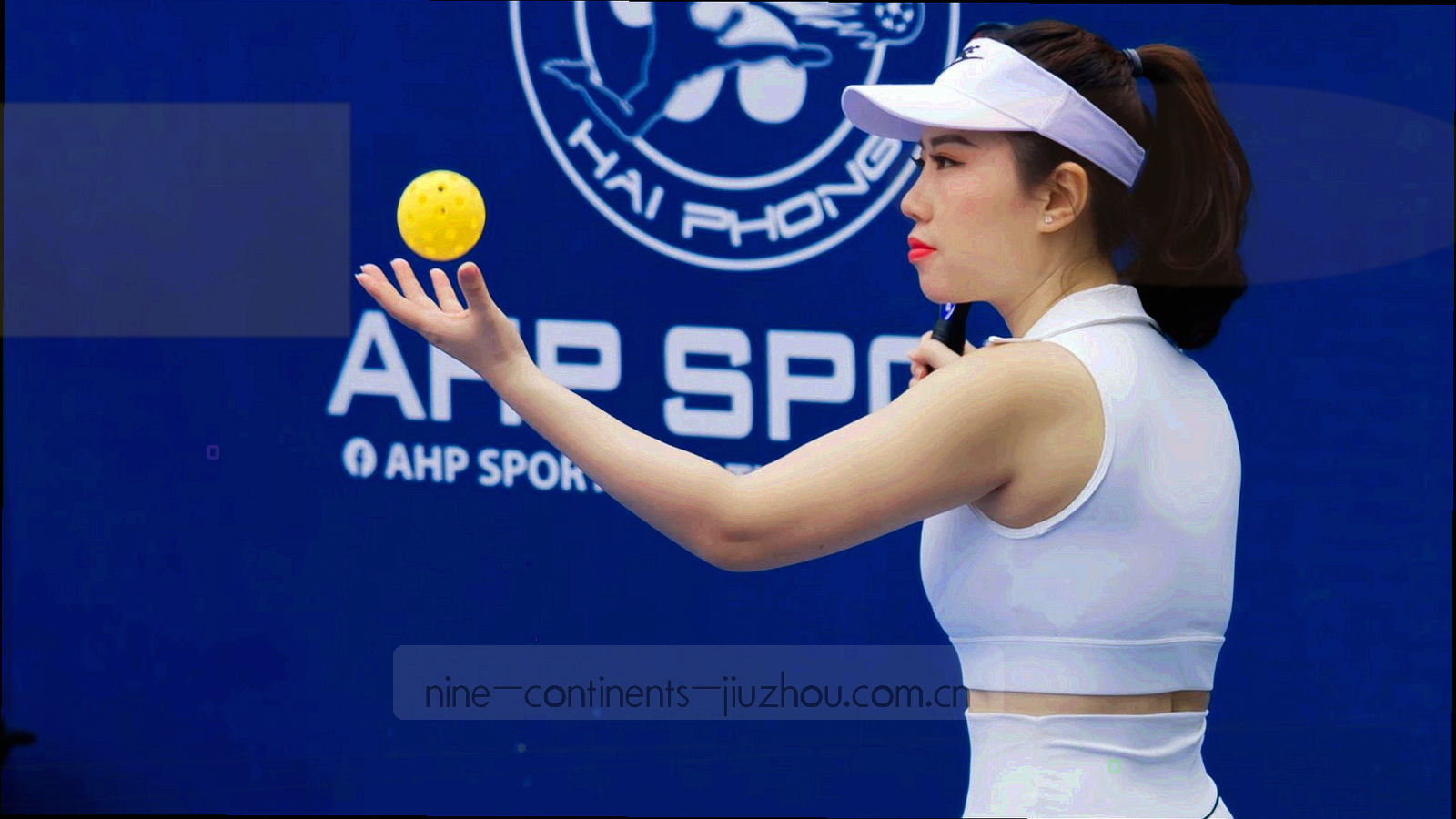 夜间球场看台与探照灯光，低角度逆光，看台轮廓沿斜线延伸